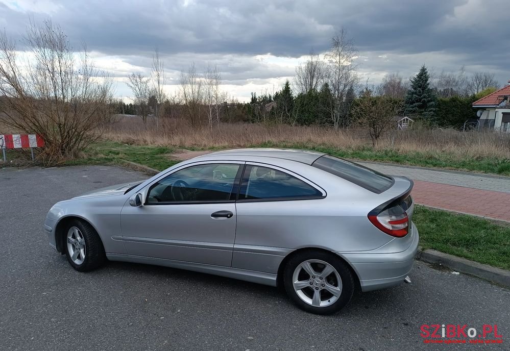 2004' Mercedes-Benz C-Class 200 Cdi photo #2