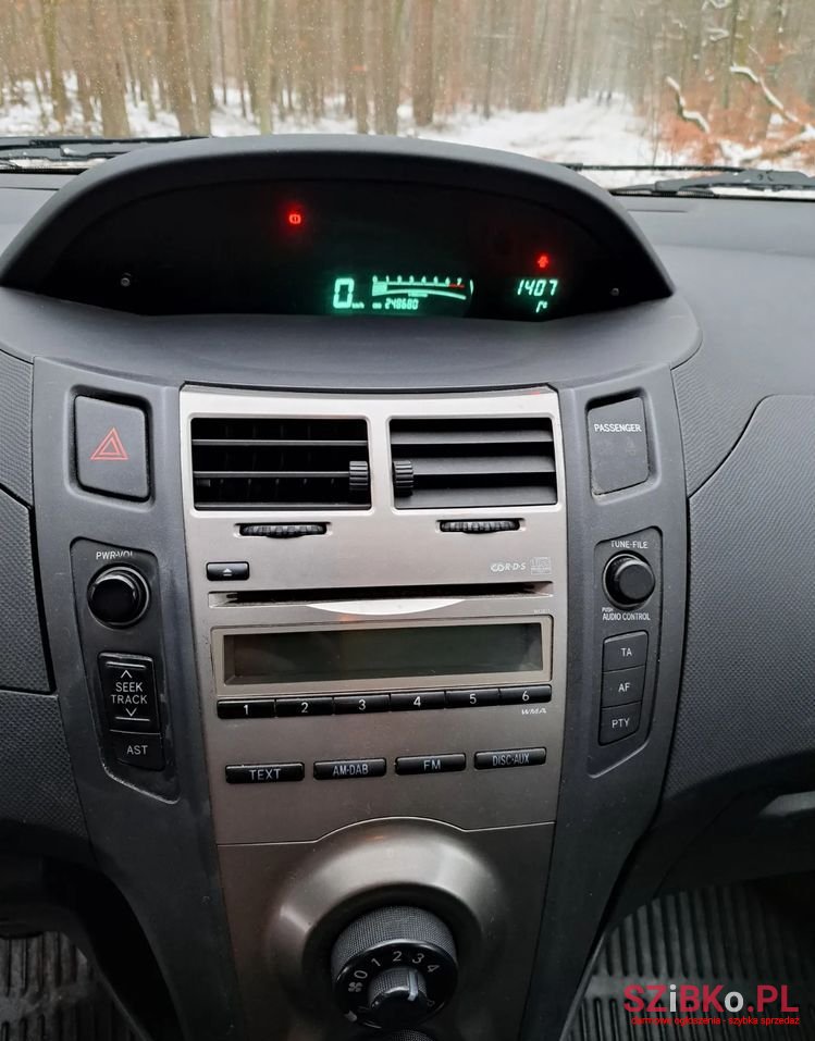 2009' Toyota Yaris 1.33 Luna photo #3