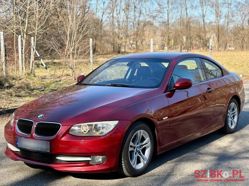 2010' BMW 3 Series 320I photo #3