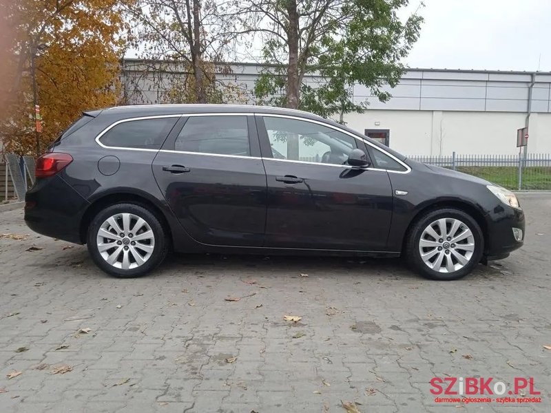 2011' Opel Astra photo #6