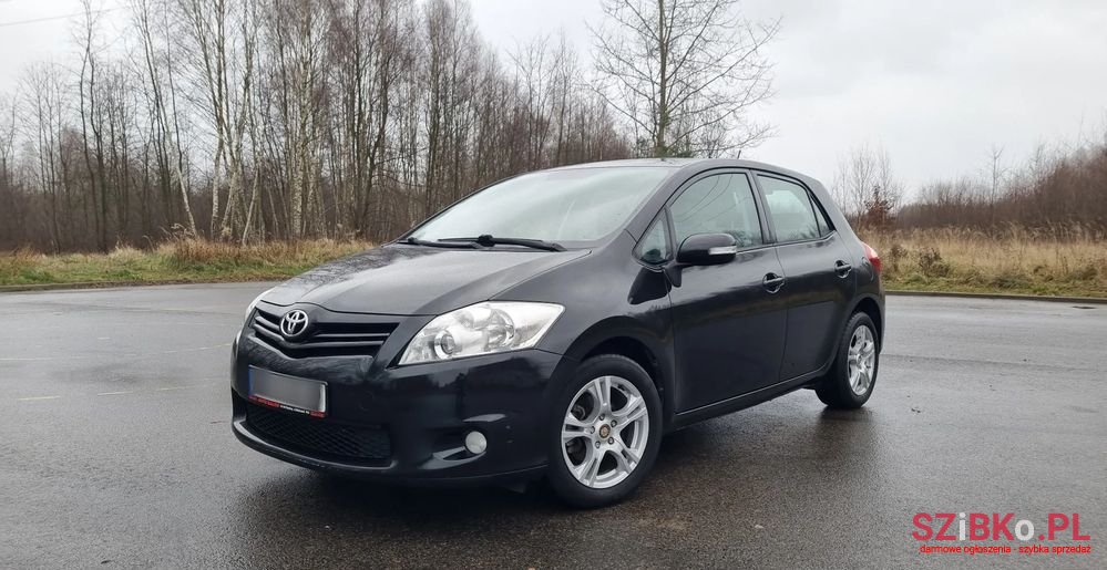 2011' Toyota Auris photo #1