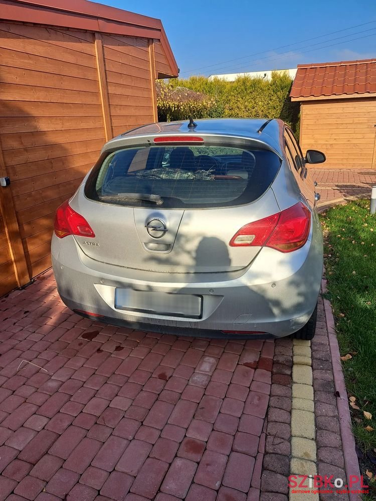 2012' Opel Astra photo #2