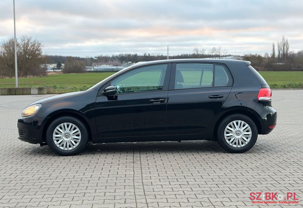2009' Volkswagen Golf photo #2