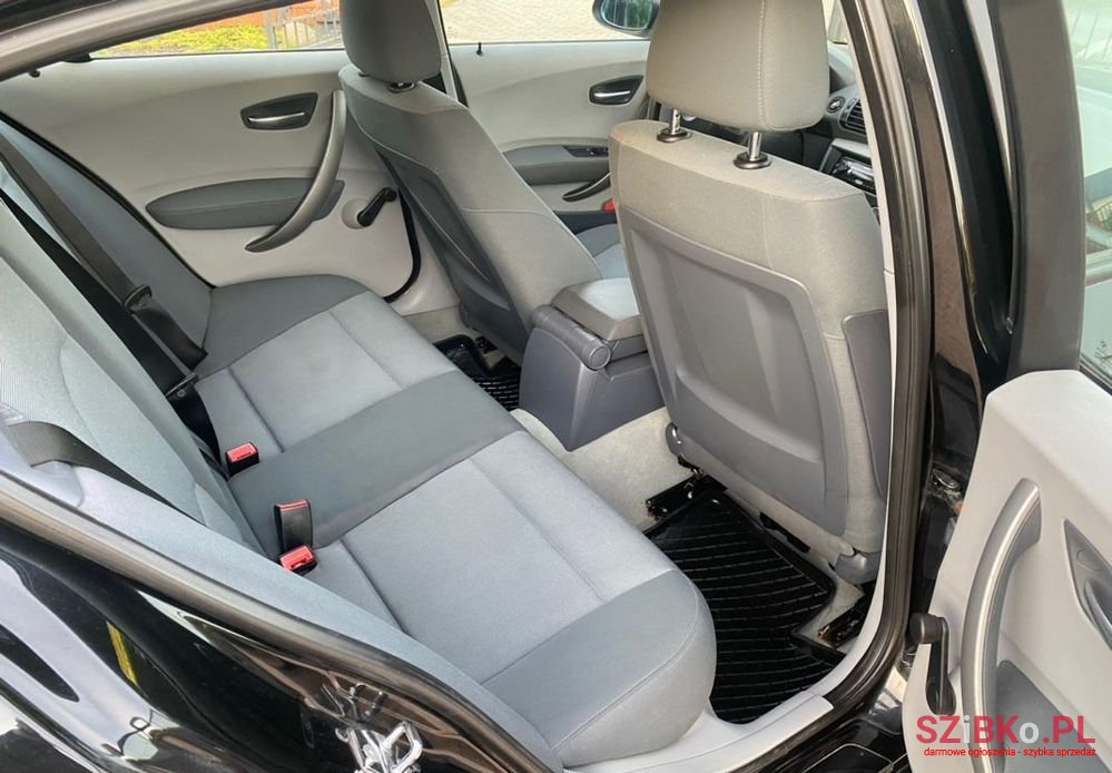 2004' BMW 1 Series 116I photo #3