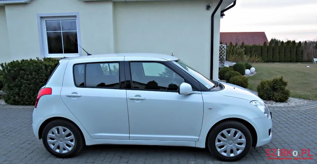 2009' Suzuki Swift photo #3