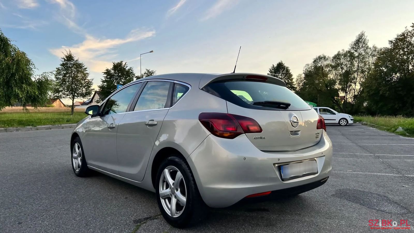 2010' Opel Astra photo #4