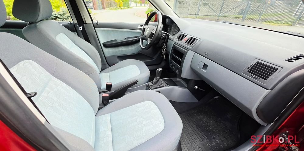 2002' Skoda Fabia photo #2