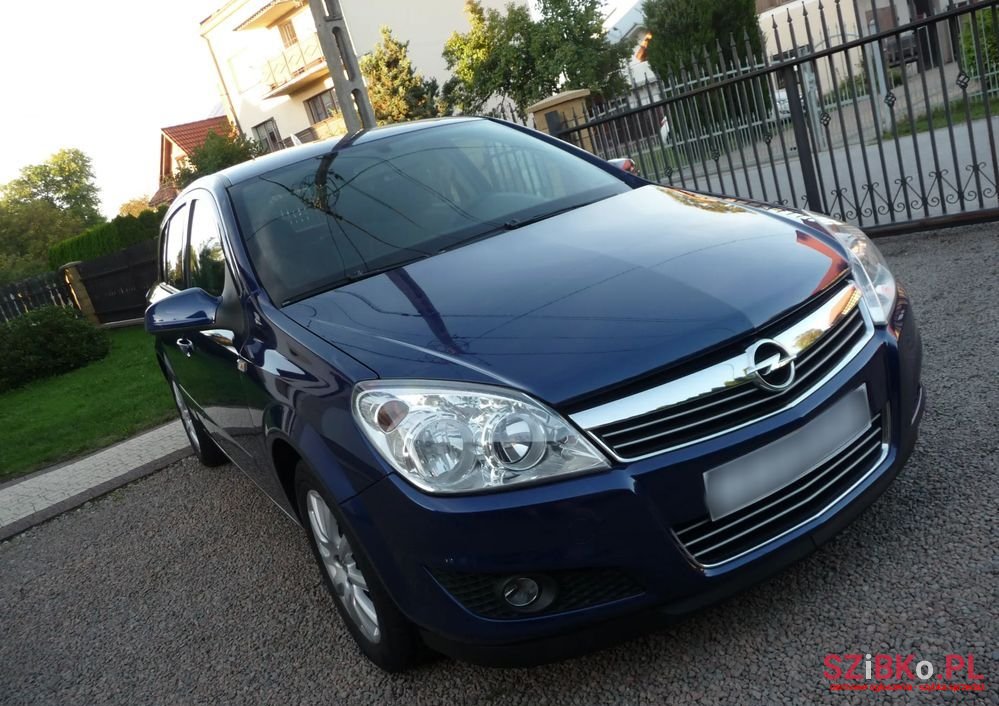2007' Opel Astra 1.6 Design Edition photo #1