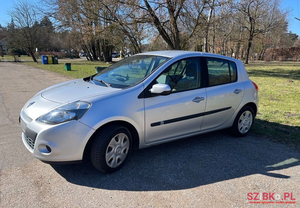 2010' Renault Clio photo #3