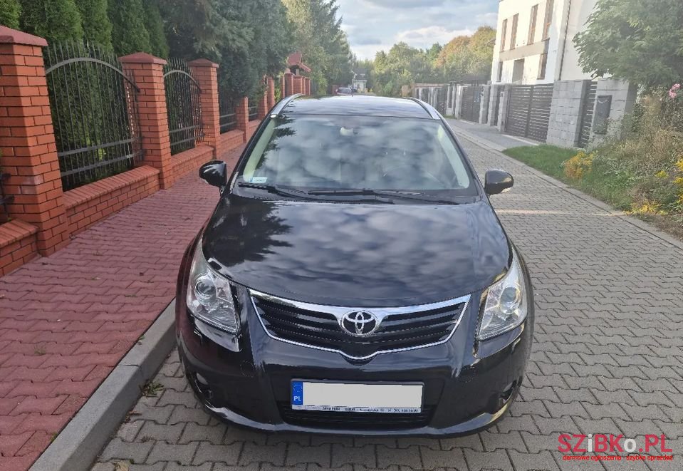 2011' Toyota Avensis photo #1