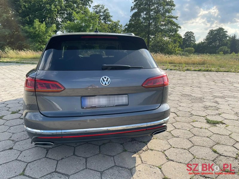 2019' Volkswagen Touareg photo #2