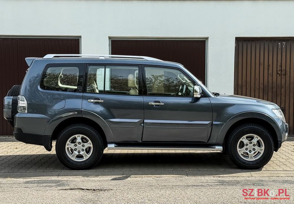 2007' Mitsubishi Pajero photo #1