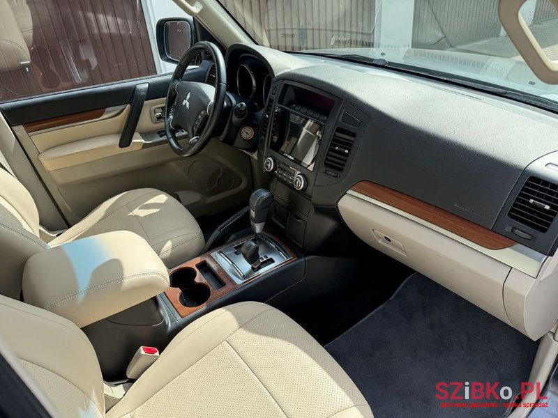 2007' Mitsubishi Pajero photo #6