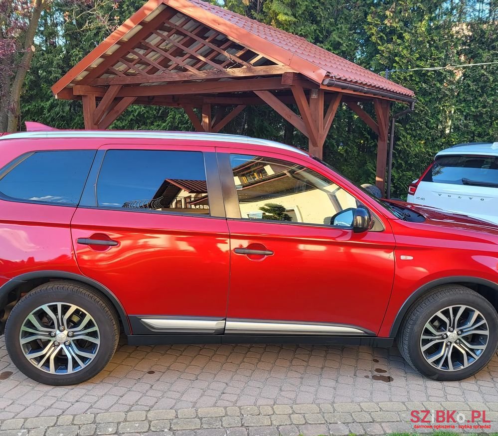 2016' Mitsubishi Outlander photo #2