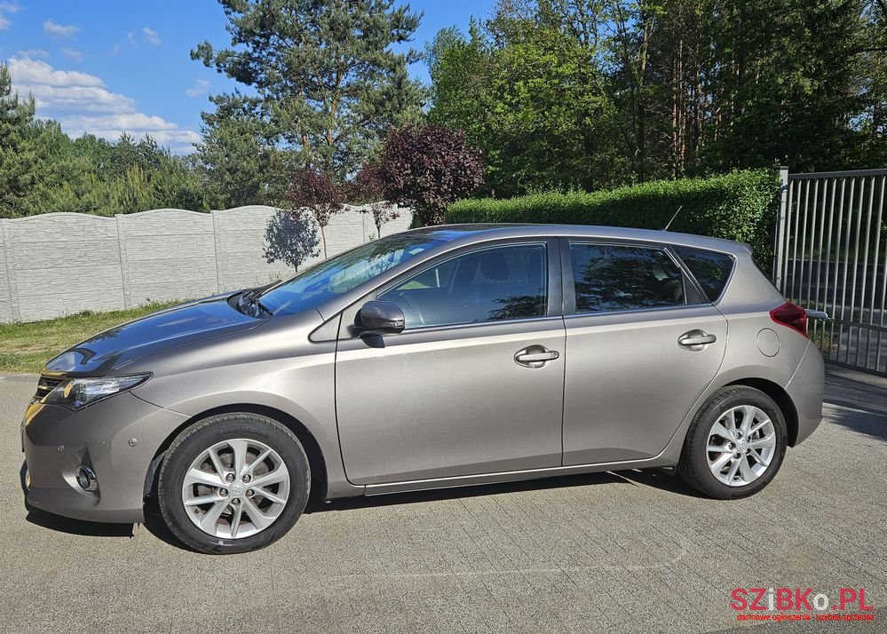 2013' Toyota Auris 1.6 Executive photo #3
