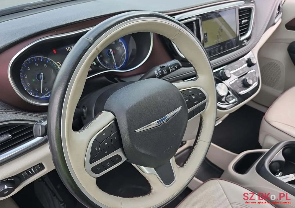 2018' Chrysler Pacifica photo #4