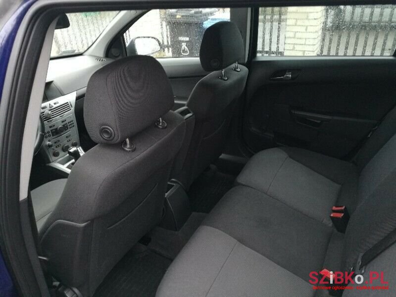 2011' Opel Astra photo #3