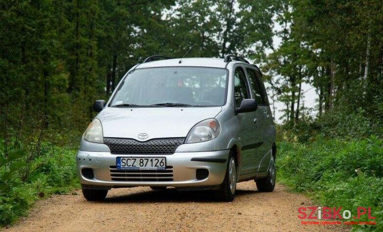 2002' Toyota Yaris photo #2