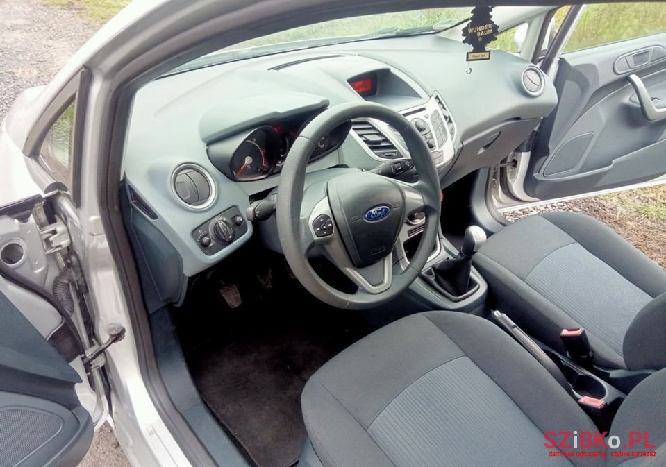 2011' Ford Fiesta photo #6