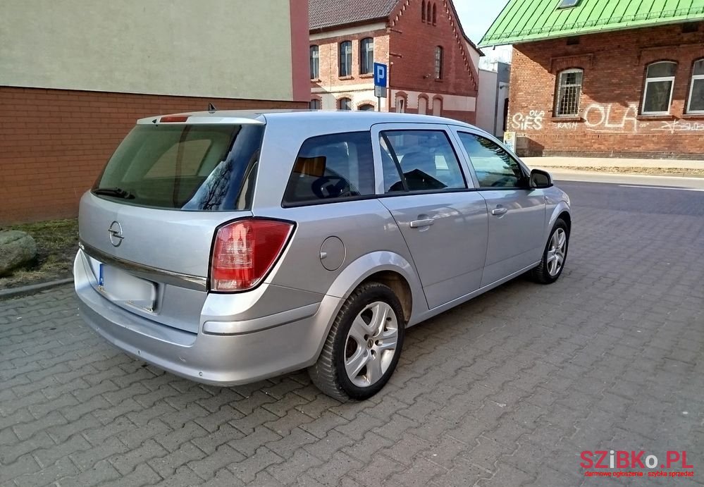 2010' Opel Astra photo #2