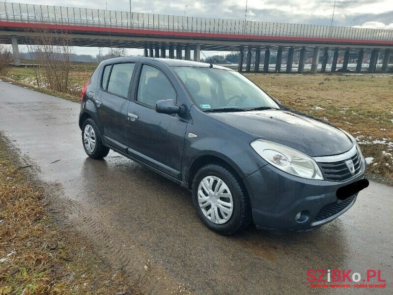 2008' Renault Sandero photo #1