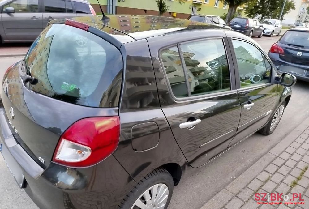 2011' Renault Clio photo #4