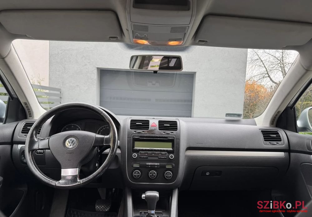 2009' Volkswagen Golf photo #4