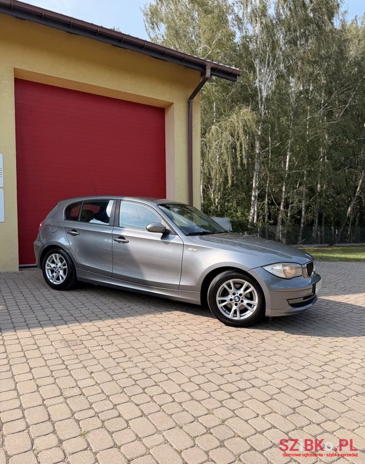 2009' BMW 1 Series 118I Edition Sport photo #2