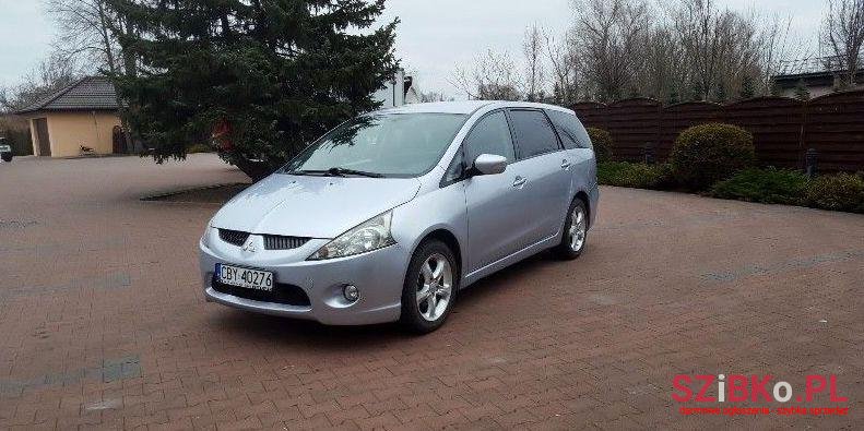 2007' Mitsubishi Grandis photo #1