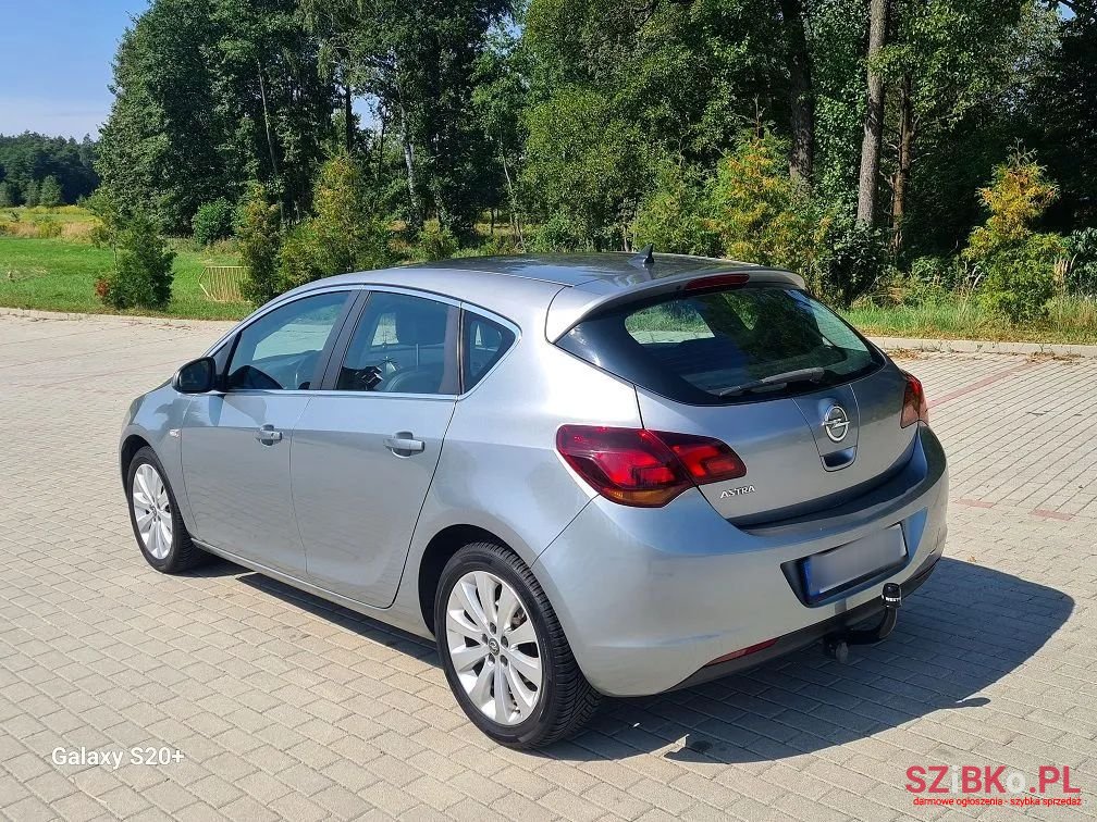 2010' Opel Astra photo #5