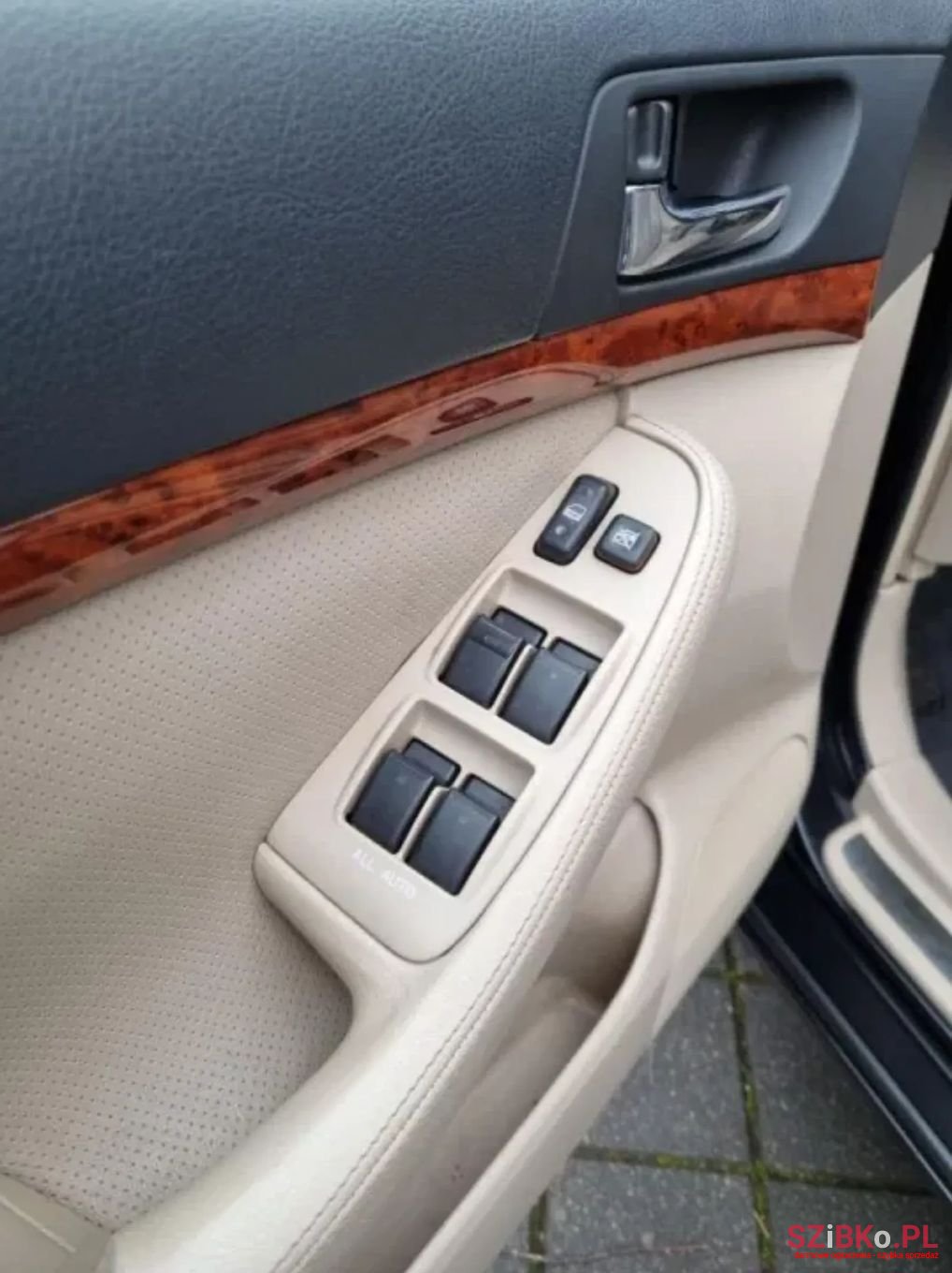 2004' Toyota Avensis photo #3