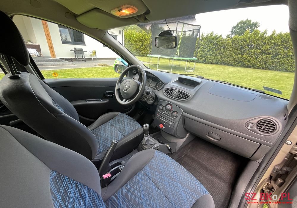 2008' Renault Clio photo #5