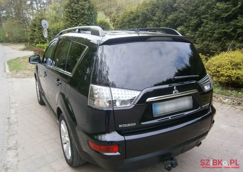 2010' Mitsubishi Outlander photo #2