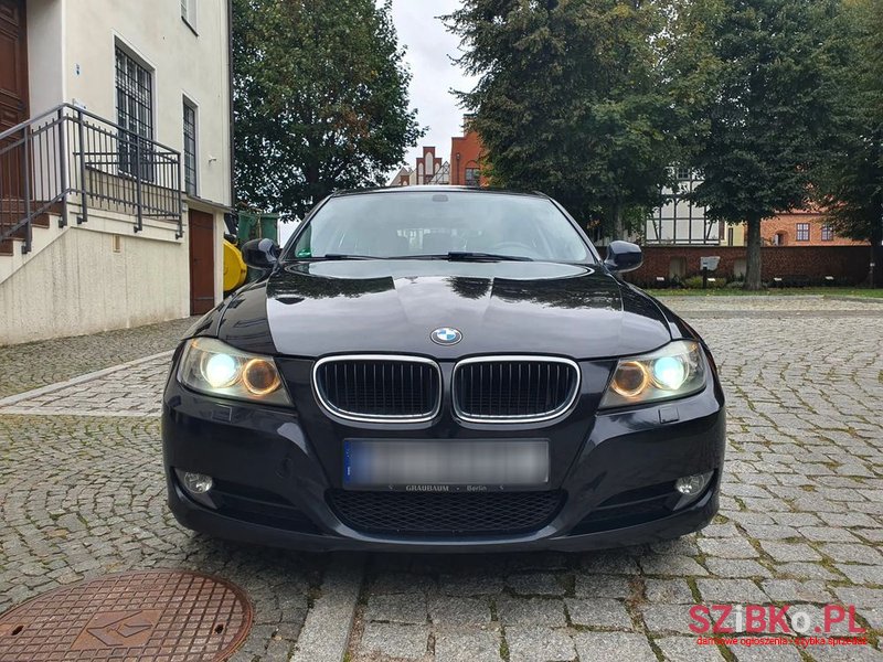 2010' BMW 3 Series 320D photo #2