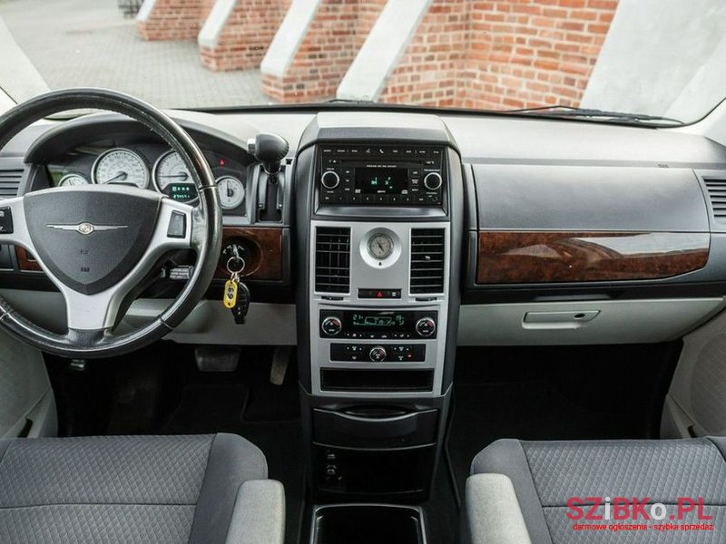 2011' Chrysler Grand Voyager photo #5