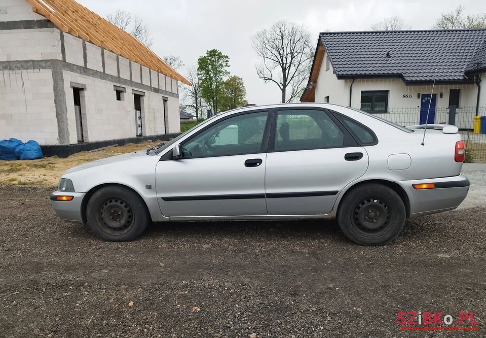 2001' Volvo V40 photo #5