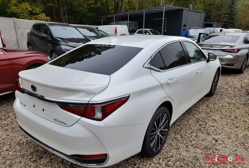 2024' Lexus ES photo #2