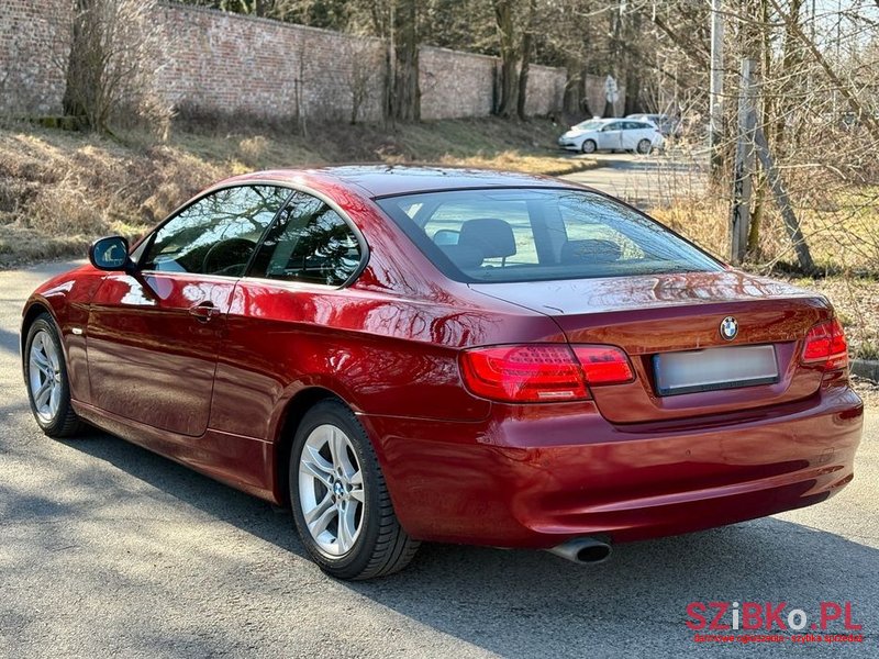 2010' BMW 3 Series 320I photo #4