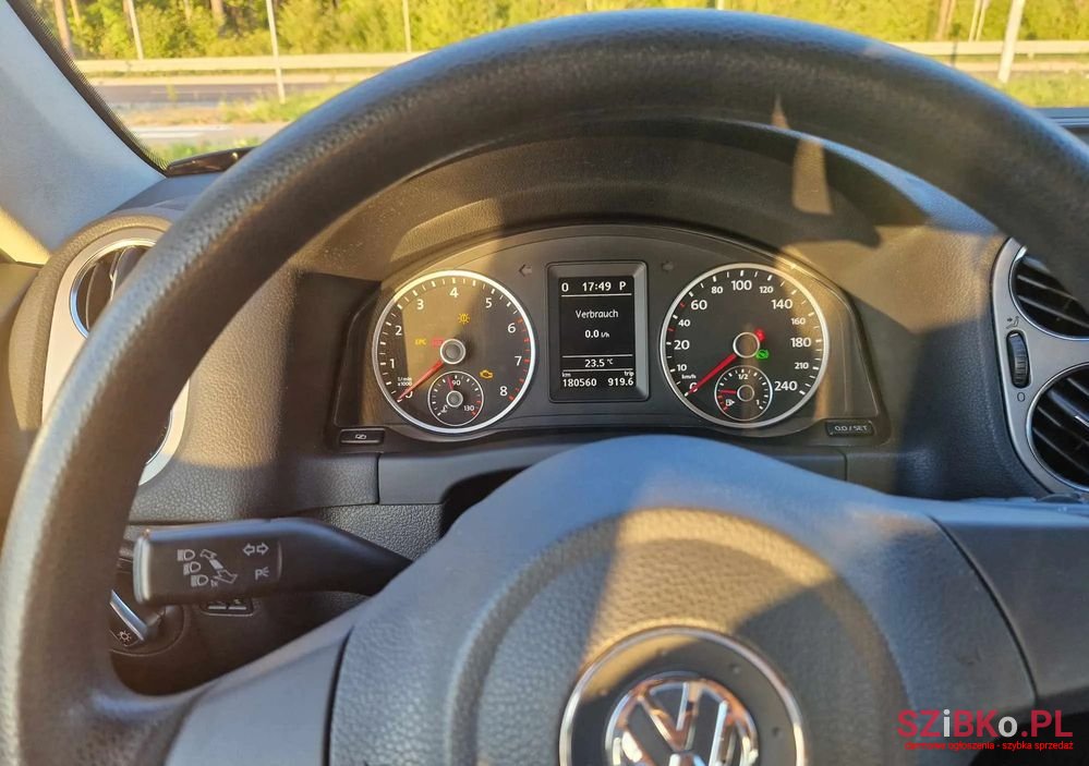 2010' Volkswagen Tiguan photo #2