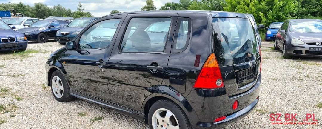 2001' Daihatsu YRV photo #4