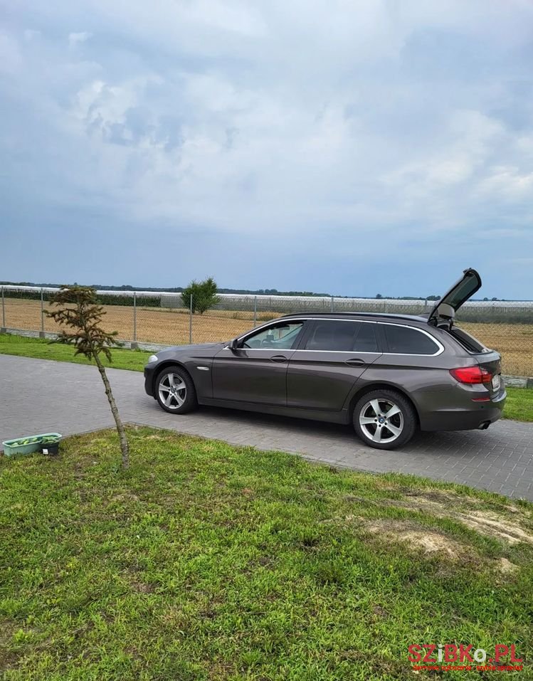 2013' BMW 5 Series 520I photo #1