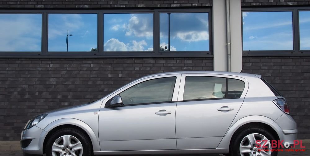 2011' Opel Astra 1.6 Enjoy photo #5