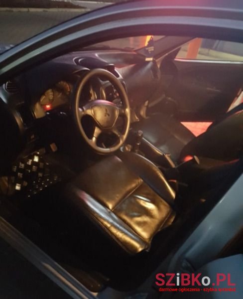 2004' Mitsubishi Carisma photo #3