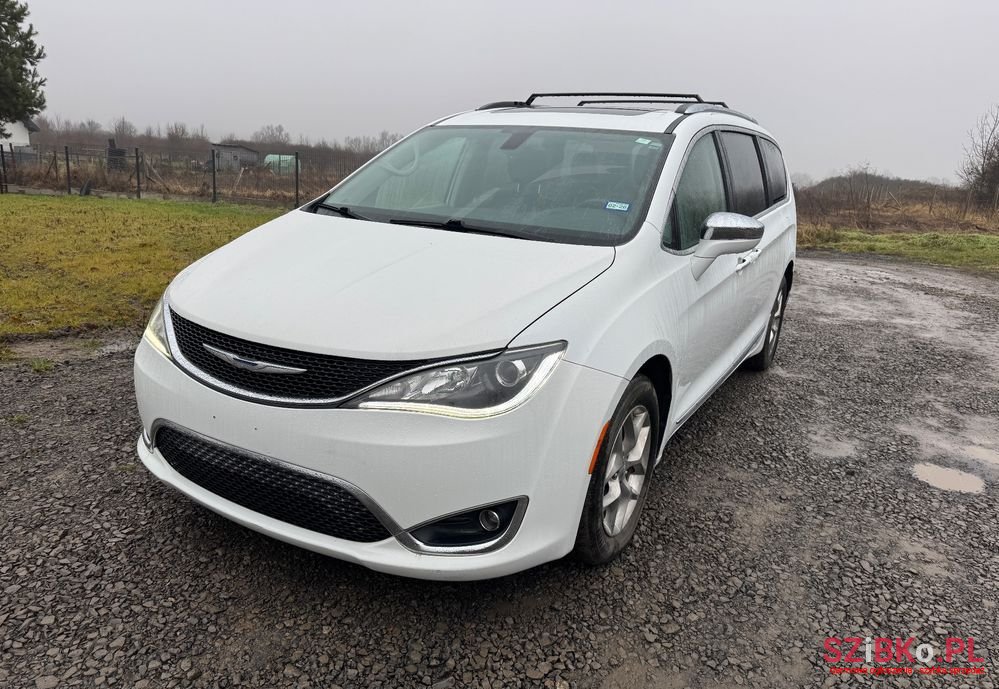 2018' Chrysler Pacifica photo #1