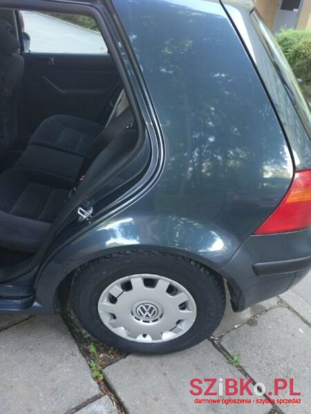 2001' Volkswagen Golf photo #3