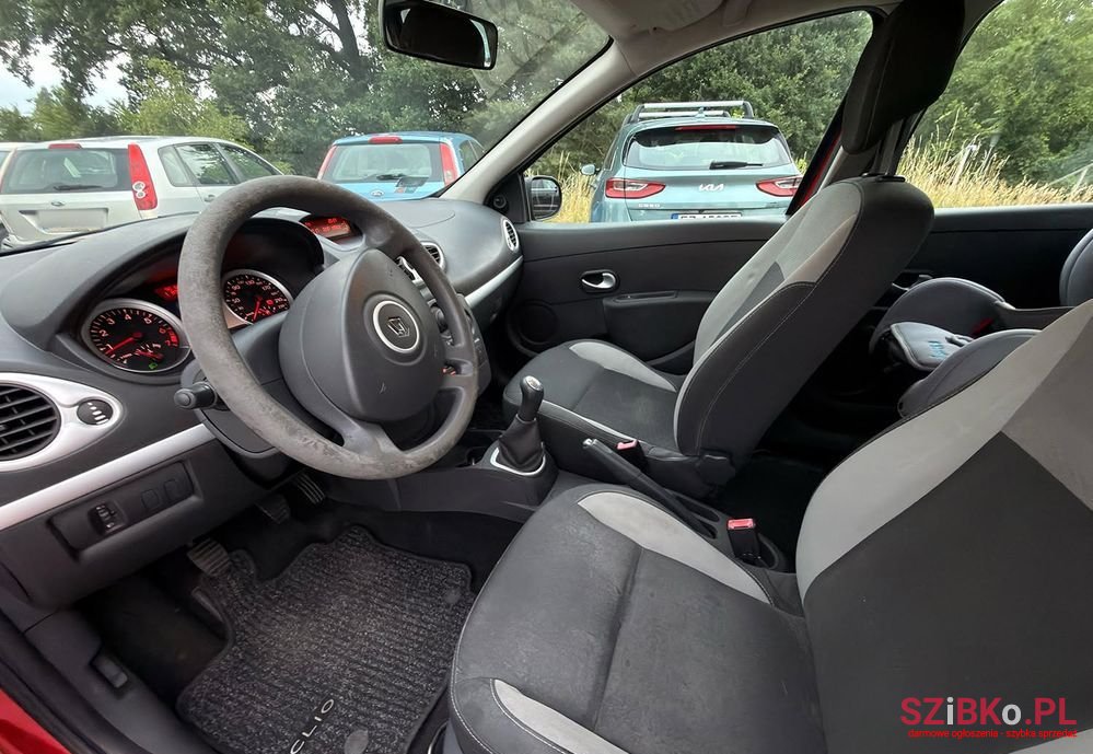 2010' Renault Clio photo #6