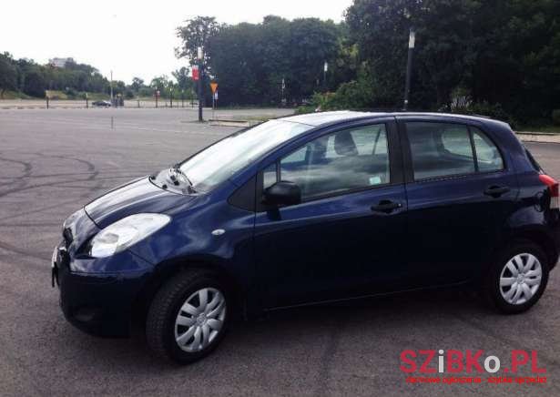 2011' Toyota Yaris photo #2