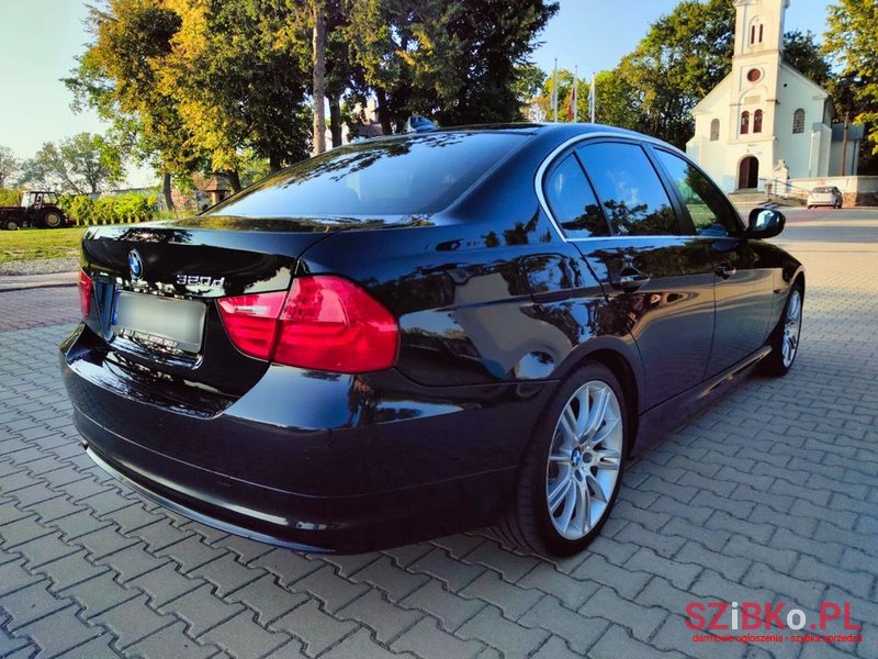 2010' BMW 3 Series 320D photo #4