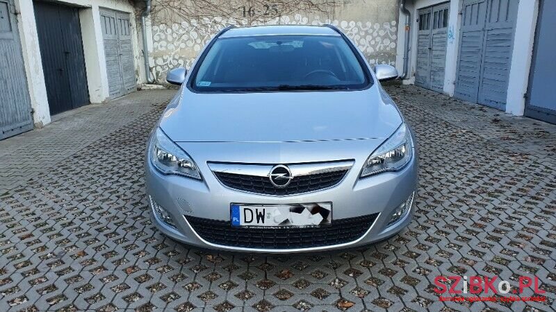 2011' Opel Astra photo #2