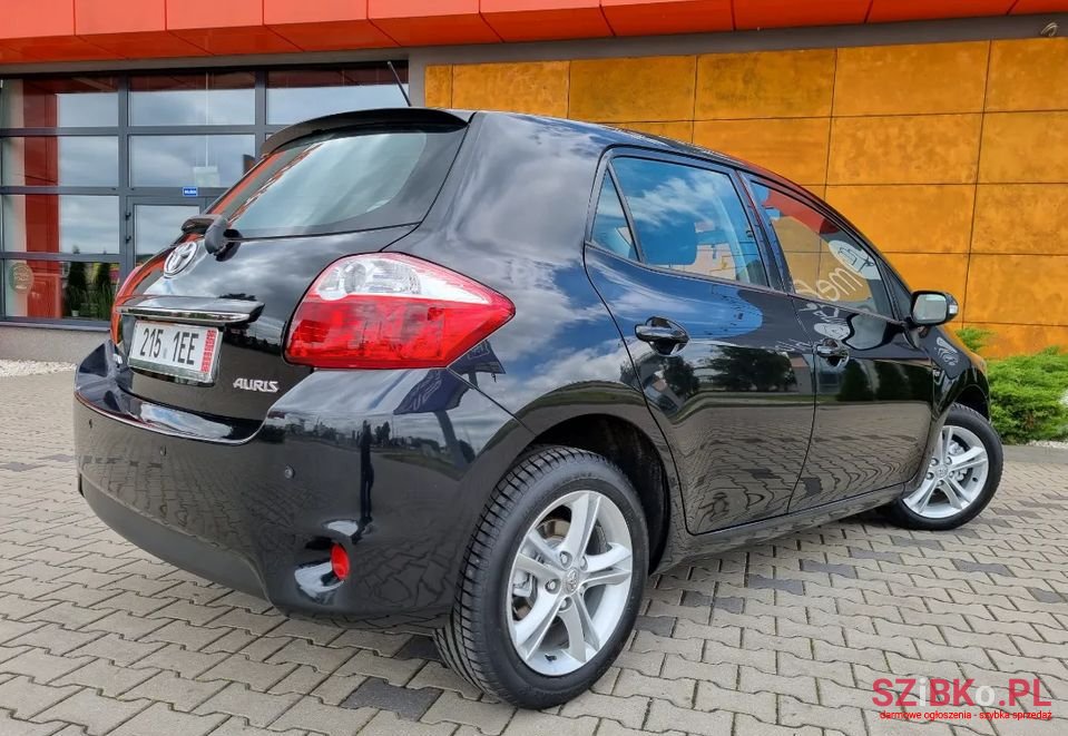2011' Toyota Auris photo #6